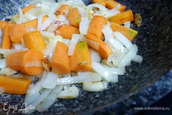 Почистить лук, морковку и чеснок. Лук нарезать четверть кольцами, а морковь — крупными брусочками. Обжарить на той же сковороде до легкого золотистого цвета.