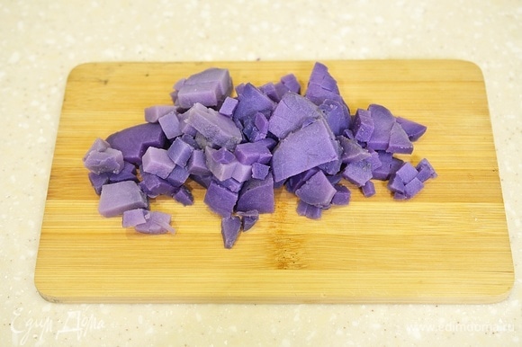 Картофель почистите и нарежьте помельче. Я использую сорт фиолетового картофеля — он очень эффектно смотрится в салатах.
