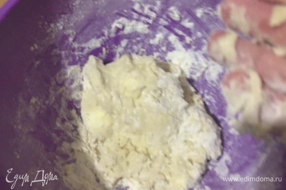 Натрите сыр и разделите его на две равные части. Замесите тесто из одной части сыра, муки, сливочного масла, 1 белка, соли и 2 ст. л. воды. Заверните тесто в пленку и уберите в холодильник на 1 час.