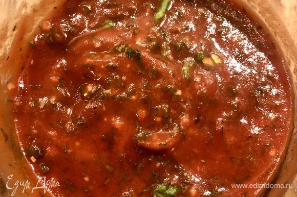 Для томатного соуса понадобятся протертые томаты, чеснок, зелень, соль и перец по вкусу. Все измельчить в чаше блендера.