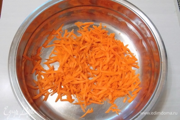 Морковь почистим и натрем на крупной терке. Кладем в миску.