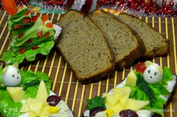 Хлеб хорошо подать к супу, вторым блюдам. Порадуйте себя еще и красивыми новогодними бутербродами!