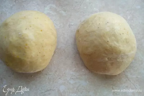 Когда тесто подошло, делим его на две одинаковые части, чтобы получилось два цурека.