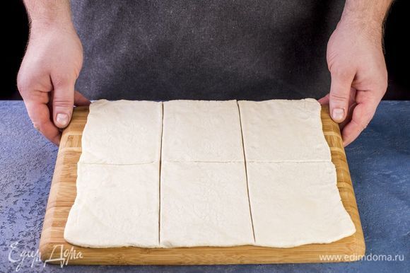 Разрежьте тесто на шесть одинаковых квадратиков.