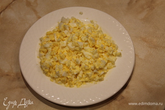 Отвариваем перепелиные яйца примерно 3 минуты после закипания, очищаем и мелко режем.