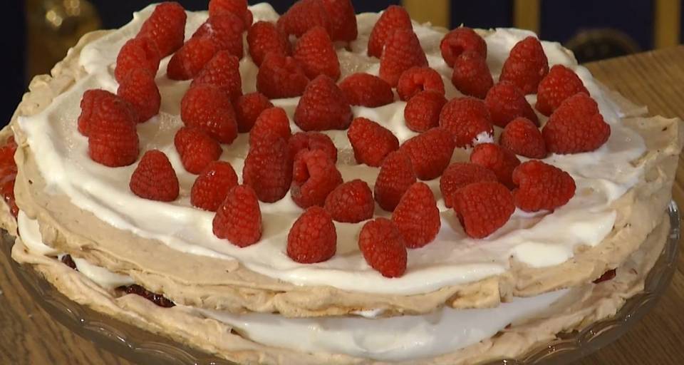 Воздушный торт с фундуком и малиной — Пошаговый рецепт приготовления с ...