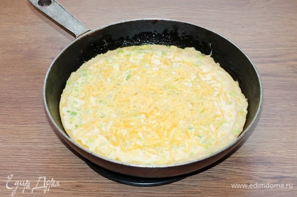 Посыпать верх пирога-запеканки натертым на терке твердым сыром.