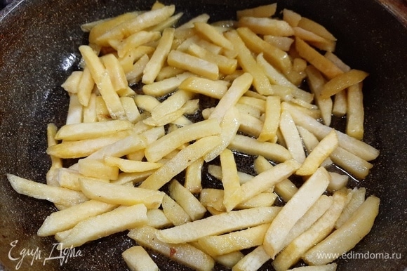 В это время обжарим картофель, нарезанный соломкой, до золотистого цвета. Солить его нужно в конце. Готовую картошку выложить на салфетку, чтобы впиталось лишнее масло.