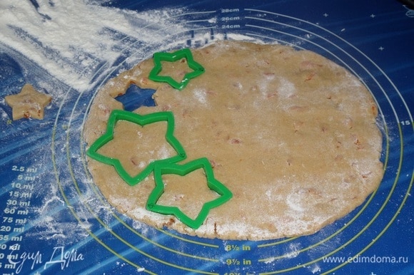 По прошествии отведенного времени тесто вынимаем из морозильной камеры. На рабочей поверхности раскатываем тесто в пласт толщиной 0,5 см. Формой «звезды» вырезаем печенье.