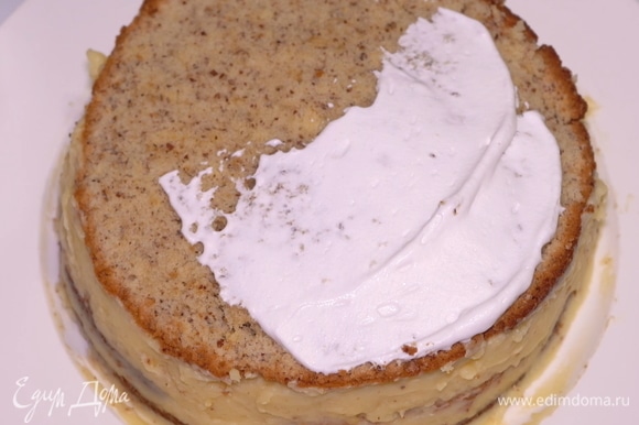 Смазываем бока и поверхность торта взбитыми 33% сливками.