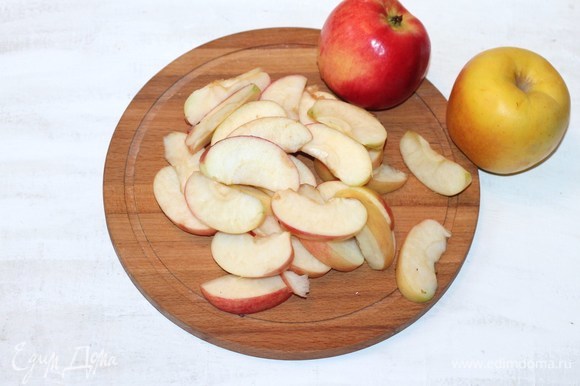 Подготовим яблоки. Яблоки очистить от кожицы (по желанию) и сердцевины, нарезать тонкими ломтиками.