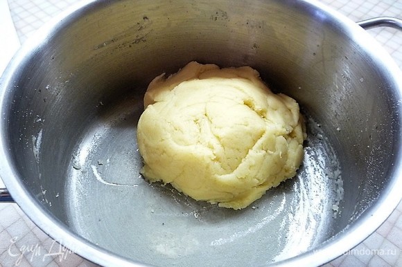 Приготовим тесто для профитролей и основы. В небольшую кастрюльку наливаем воду, добавляем масло и соль, даем закипеть. Всыпаем всю муку, активно мешаем лопаткой и завариваем тесто. Готовое тесто собирается в шар.