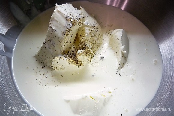 Для сырного мусса 10 г желатина замачиваем в 60 мл холодной воды (1:6) на 30 минут. Сыр, сливки, специи смешиваем до однородного состояния.