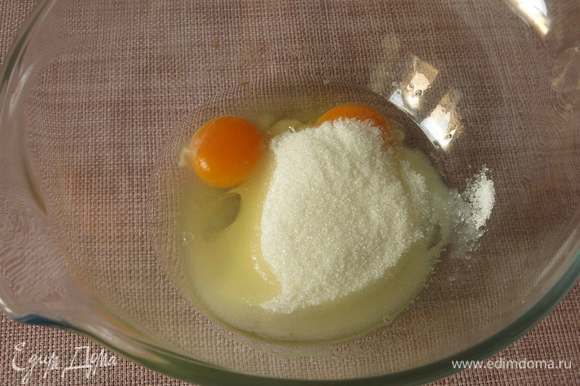 Соединяем сахар и яйца. Насыпаем ванильный сахар.