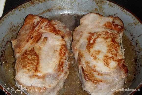 На разогретую сковороду наливаем растительное масло. Выкладываем по 2 куска мяса и обжариваем с обеих сторон по 1 минуте. Таким образом обжариваем все замаринованные куски мяса.