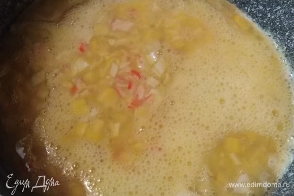 Залить яичную смесь в разогретую сковороду с растительным маслом.