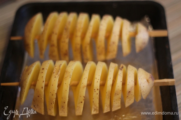 Берем нож и начинаем резать картофелину по спирали, прокручивая ее в руке. Делаем медленно, но уверенно. Потом осторожно раздвигаем картофелину по шпажке, получается спиралька.