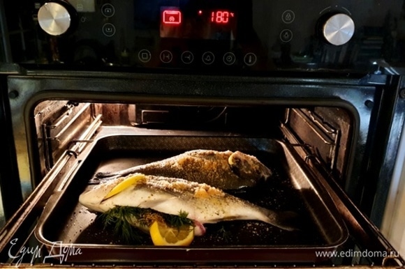 Теперь самое время отправлять рыбу в разогретую до 180°C духовку на 30–40 минут. Готовность проверяем по аромату, а также по глазам рыбы.