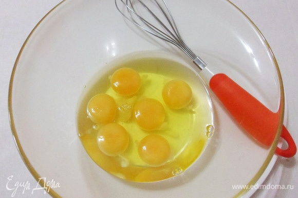 Яйца хорошо вымыть, обсушить и вбить в емкость, добавить соль.