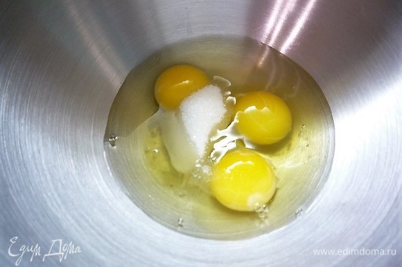 Яйца, сахар и соль кладем в глубокую чашку и немного взбиваем.