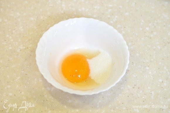 Яйцо разотрите с сахаром и ванильным сахаром.