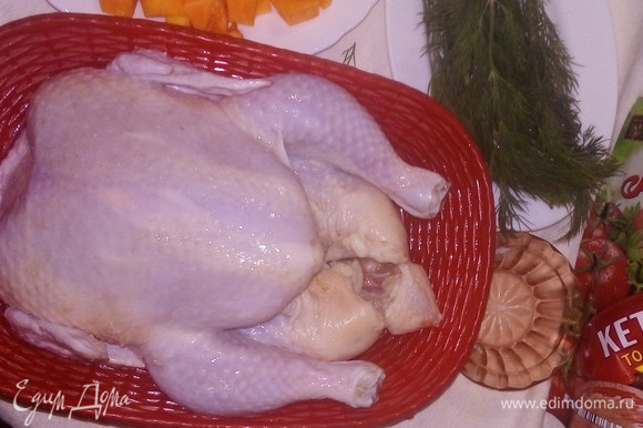 Хорошо промытую и просушенную курицу посолить внутри, снаружи втирая соль.