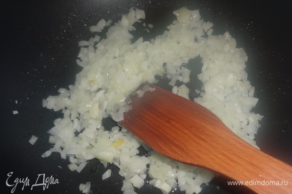 Для начинки картофель очистить, отварить в подсоленной воде до готовности. Лук очистить, мелко нарезать. Обжарить лук на разогретом масле до румяности.