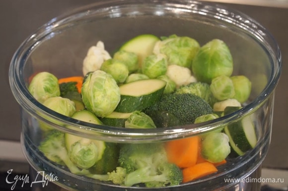 Подготовленные овощи, цветную и брюссельскую капусту отварить в пароварке.