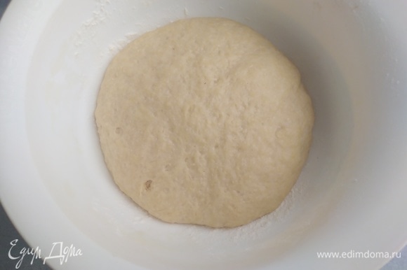 Убрать тесто под крышку или пленку на 1,5 часа для расстойки. Лучше в теплое место без сквозняков. Тесто должно увеличиться вдвое.