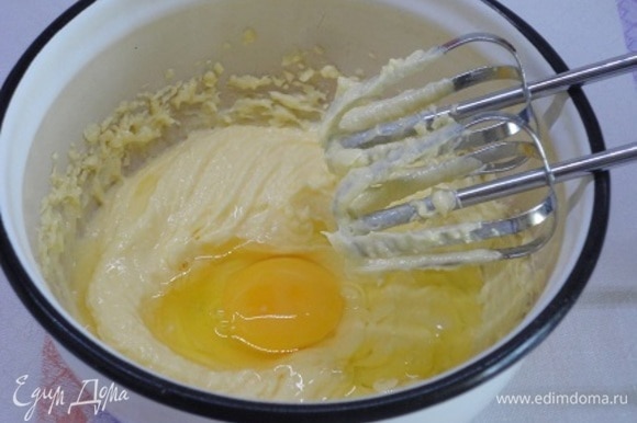 Мягкое сливочное масло взбиваем 5 минут с сахаром и ванильным сахаром. Продолжая взбивать, добавляем яйцо, цедру и сметану.