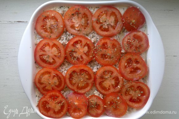 В форму выложить кружки помидоров. Сбрызнуть их оливковым маслом и посыпать итальянскими травами. Поставить форму в духовку, разогретую до 180°C, на 30–35 мин.