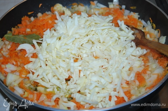 Обжарьте на растительном масле натертую на крупной терке морковь, нарезанный лук и горсть капусты, добавьте лавровый лист.