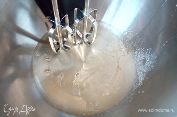 В чашу блендера выливаем отложенные белки, добавляем щепотку соли и взбиваем до пышной пены. Затем постепенно всыпаем оставшийся сахар и продолжаем взбивать до плотной пены.