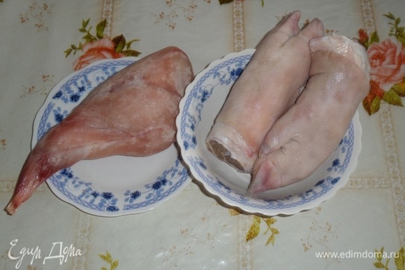Подготавливаем продукты. Сегодня готовим холодец из свиных ножек и кролика. Свиные ножки очень хорошо промываем горячей водой.