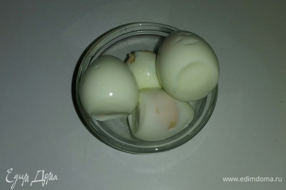 Перепелиные яйца отвариваем вкрутую, то есть варим их 5 минут после закипания воды. Остужаем и очищаем их от скорлупы.