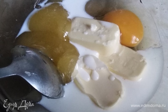 Яйцо смешать с размягченным сливочным маслом, молоком и медом.