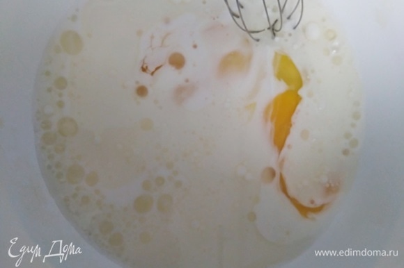 Взбить венчиком яйца, кефир, молоко и растительное масло.