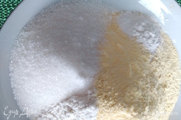 Сухие ингредиенты смешать в отдельной миске: оба вида муки, сахар, соль, разрыхлитель и соду.