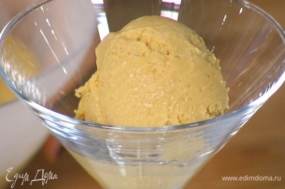 Для приготовления десерта можно использовать мороженицу. Если будете замораживать смесь в морозилке, то вам понадобится несколько часов. При этом каждые 30 минут нужно взбивать смесь, чтобы не образовались кристаллы льда.