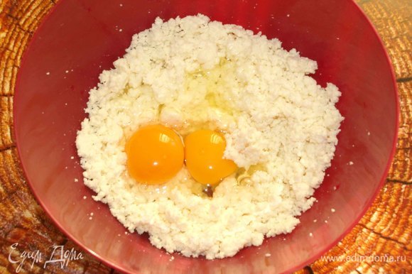 Добавить два куриных яйца и тщательно перемешать вилкой.