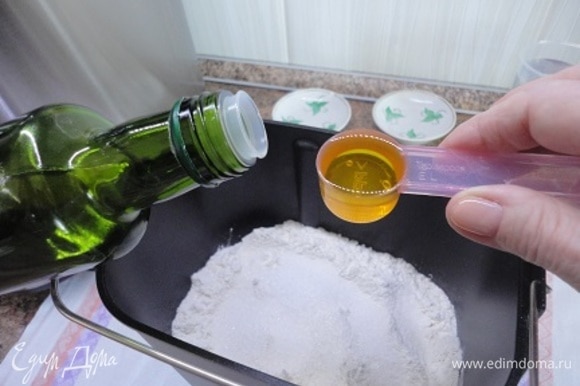 Вливаем оливковое масло, отмеряя мерным стаканчиком и не переживая, та ли ложка попалась под руку. Всыпаем сахар с горкой или без горки.