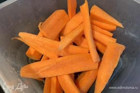 Морковь нарежьте тонкими полосками.