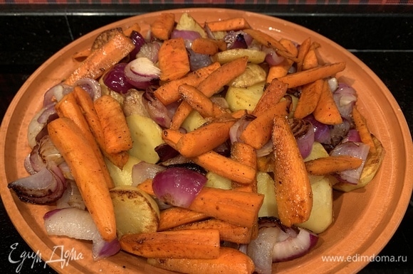 Выложите морковь на сковороду, приправьте перцем, корицей и бадьяном, добавьте коричневый сахар и сок половины апельсина, обжарьте морковь и выложите в тажин.