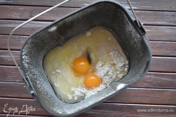Добавить воду, крупное яйцо, яичный желток, растительное масло.