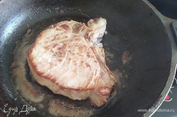 В сковородке разогреть оба вида масла. Обжарить свинину с обеих сторон в течение 3–4 минут. Переложить в тарелку.