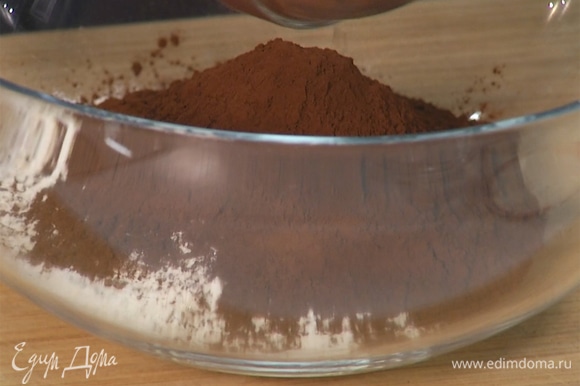 В глубокой миске смешать муку, какао-пудру, сахар и соду.