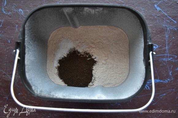 Достать форму из корпуса устройства и согласно инструкции всыпать сухие составляющие теста: муку, соль, солод.