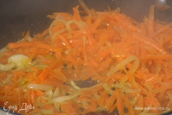 Измельчить чеснок, добавить вместе с морковью к луку, посолить и обжарить.