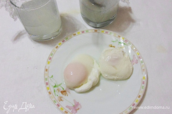 Налить в стаканы кипяток (по 125 мл — 1/2 стакана), осторожно влить яйца, накрыть стакан пищевой пленкой и готовить в микроволновке 1 минуту. Затем выдержать яйца накрытыми еще около 1 минуты. Размер яиц существенно влияет на время приготовления.