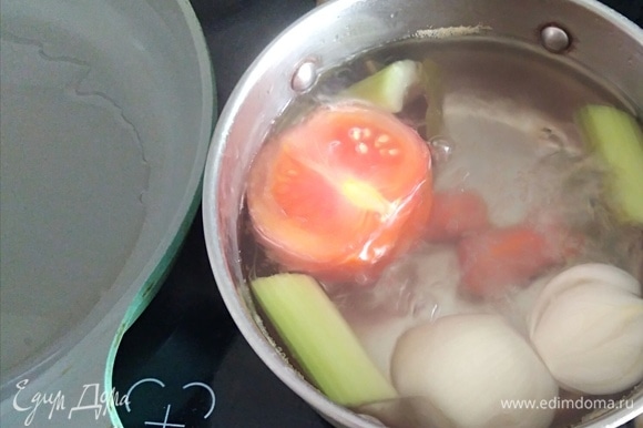 Сварить овощной бульон. Процедить и поставить обратно на плиту. Он все время должен быть горячим.